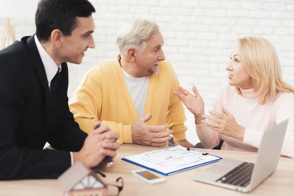 Par Ancianos Acudieron Una Consulta Con Agente Inmobiliario Escuchan Atentamente — Foto de Stock