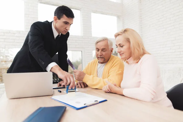 Coppia Matura Ricevimento Con Avvocato Avvocato Mette Sigillo Sul Contratto — Foto Stock