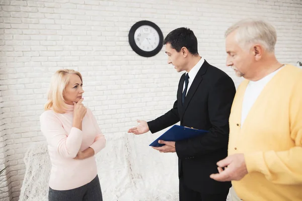 Ein Paar Alte Leute Ziehen Einen Anwalt Rate Der Anwalt — Stockfoto