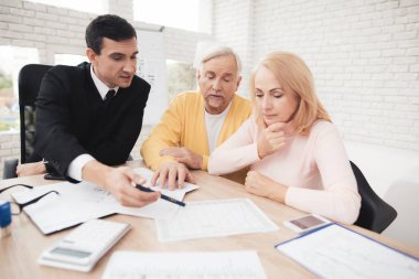 Bir emlakçı ile bir resepsiyonda eski insanların bir çift. Hizmetten memnun olduklarını. Siyah bir takım elbise içinde Emlakçi onun yanında oturuyor. Birlikte daha önce yalan formları tartışmak.