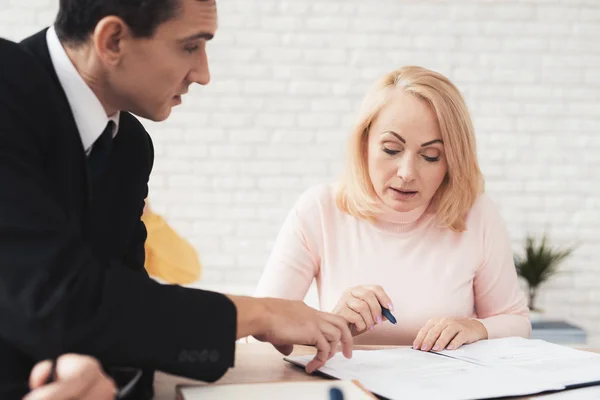 Couple Old People Reception Realtor Woman Pink Sweater Signs Contract — Stock Photo, Image