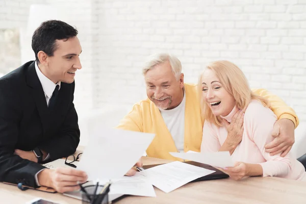 Een Paar Oude Mensen Bij Een Receptie Met Een Makelaar — Stockfoto