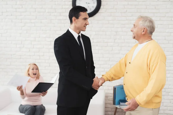 Couple Old People Reception Realtor Joyful Sari Shakes Hands Realtor — Stock Photo, Image