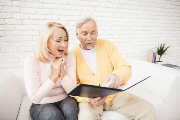 Man Yellow Cardigan Woman Pink Sweater Sitting Reading Documents Black — Φωτογραφία Αρχείου