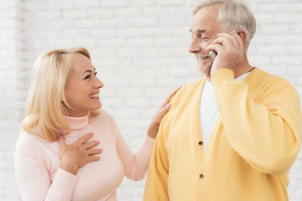 Hombre Cárdigan Amarillo Está Hablando Por Teléfono Una Mujer Suéter — Foto de Stock