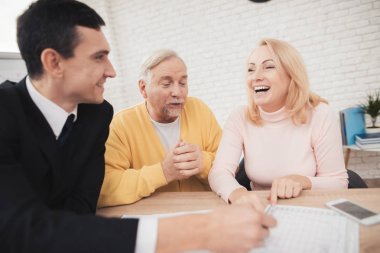 Bir emlakçı ile bir resepsiyonda eski insanların bir çift. Hizmetten memnun olduklarını. Siyah bir takım elbise içinde Emlakçi onun yanında oturuyor. Birlikte daha önce yalan formları tartışmak.