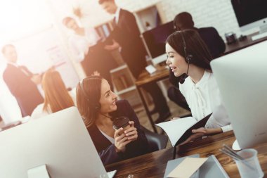 Kızlar-çağrı merkezi işletmenlerine birbirleri ile iletişim.