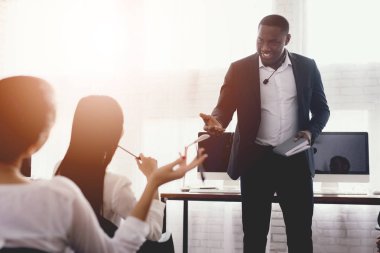 Bir seminer bir iş Ofis çalışanları için siyah bir adam görüşmeler.