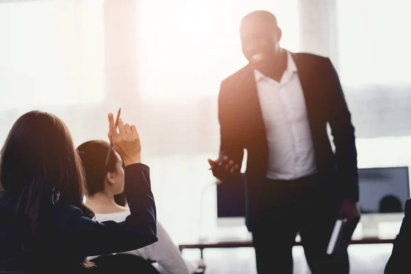 A black man talks to employees of a business office at a seminar. — Stock Photo, Image