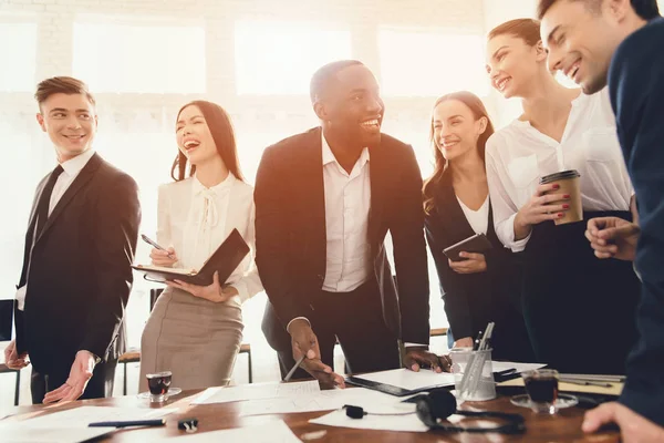 Un grupo de jóvenes hace una lluvia de ideas en la oficina . — Foto de Stock