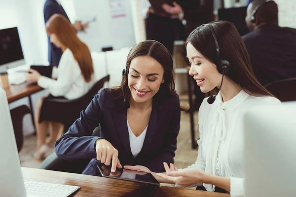 As meninas-operadores do call center comunicam-se umas com as outras . — Fotografia de Stock