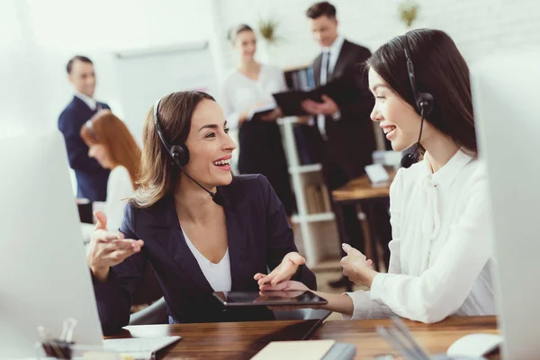 As meninas-operadores do call center comunicam-se umas com as outras . — Fotografia de Stock