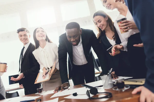 Um grupo de jovens realiza brainstorming no escritório . — Fotografia de Stock