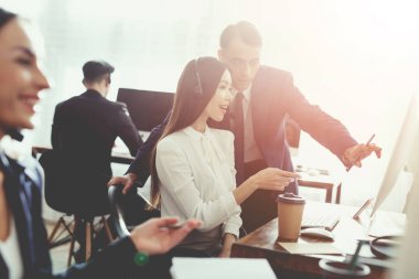 Bir adam bir kadınla birbirinizle ofiste konuşmak.