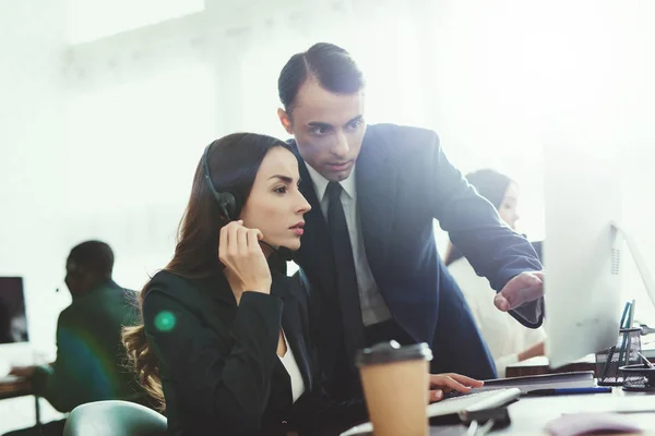 Ein Mann mit einer Frau, die im Büro miteinander spricht. — Stockfoto