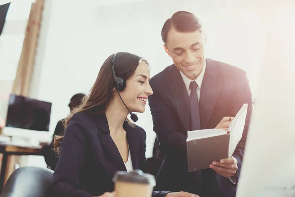 Ein Mann mit einer Frau, die im Büro miteinander spricht. — Stockfoto