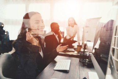 Farklı ülkelerden gelen sayım merkezinin operatörleri camdan fotoğraflandı.