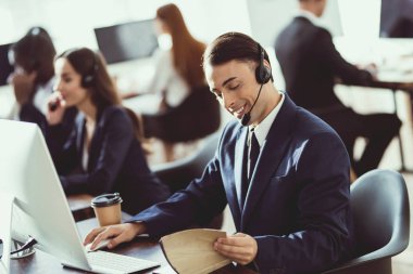 Bir adam Arap görünüm Çağrı Merkezi, inşaat.