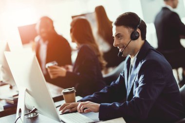 Bir adam Arap görünüm Çağrı Merkezi, inşaat.