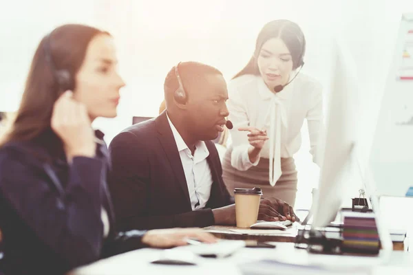 Uma Menina Mostra Colega Call Center Algo Tela Computador Homem — Fotografia de Stock