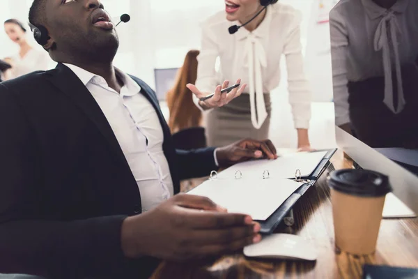 Das Mädchen schimpft den Mann Betreiber des Callcenters. — Stockfoto