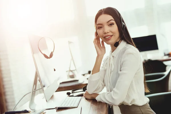 Asiatisk flicka sitter i kundtjänst. — Stockfoto