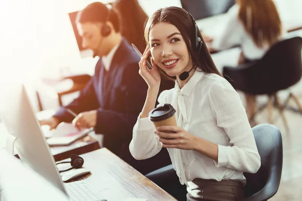 Asyalı kız çağrı merkezi olarak istemcilerinden gelen sorulara cevaplar.