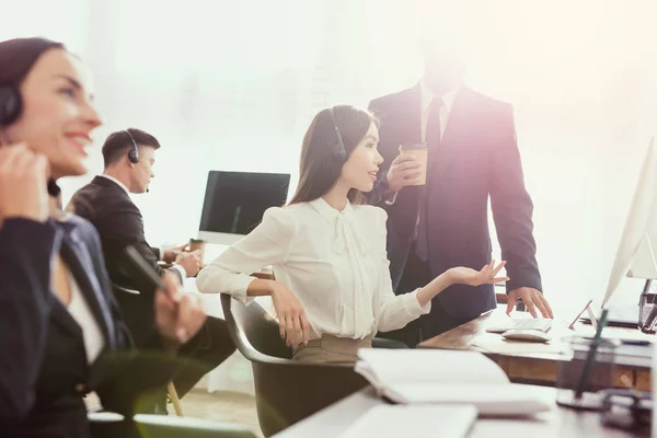 Ein Mann Mit Einer Frau Die Sich Büro Unterhält Sie — Stockfoto