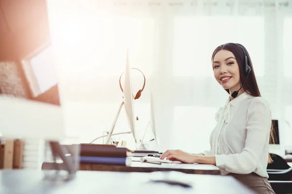 Asian girl sitting in the call center. — Stock Photo, Image