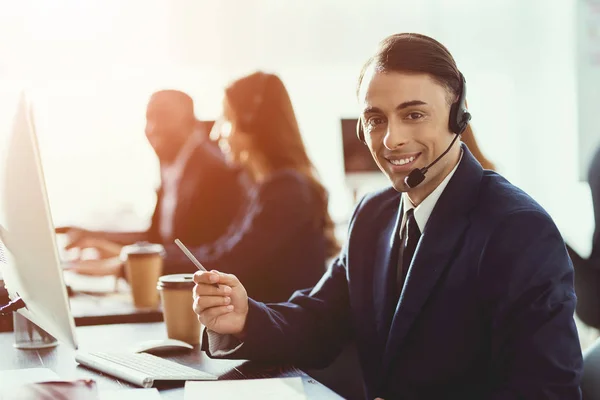 Homem Aparência Árabe Trabalha Call Center Ele Tem Fones Ouvido — Fotografia de Stock