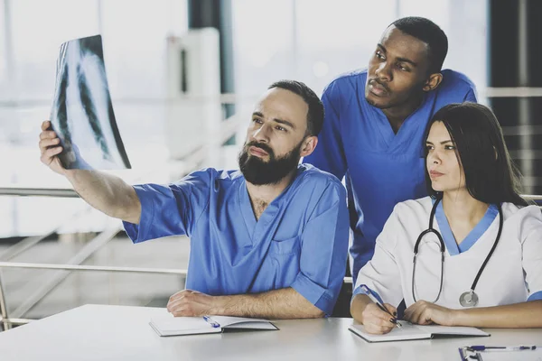 De läkare som tittar på en röntgenresultat på sjukhus — Stockfoto