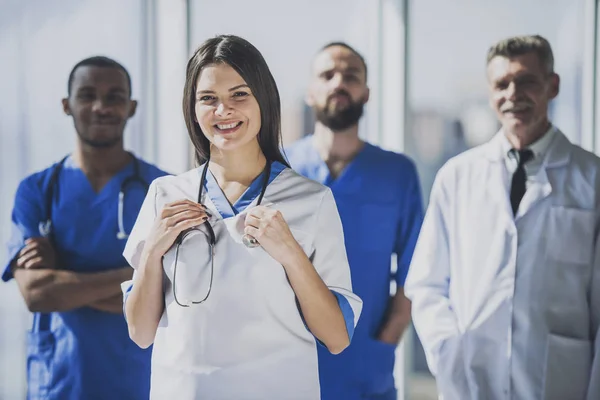 O atraente grupo médico sorridente no hospital — Fotografia de Stock