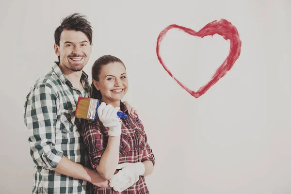 Giovane coppia pittura parete — Foto Stock
