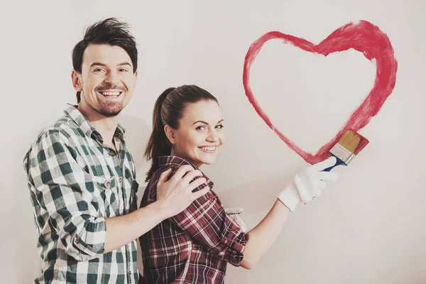 Giovane coppia pittura parete — Foto Stock