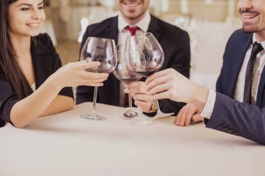 İş yemeği. Restoranda toplantı, yeme ve içme iyi iş kutlamada birlikte takım