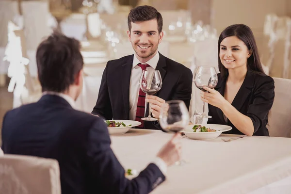 Almuerzo de negocios. Reunión de equipo en restaurante, comer y beber en celebración de un buen trabajo juntos —  Fotos de Stock