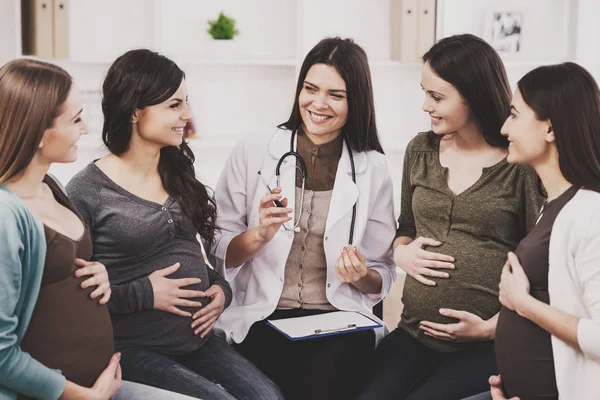 Mulheres grávidas estão ouvindo o médico na aula de pré-natal no hospital — Fotografia de Stock