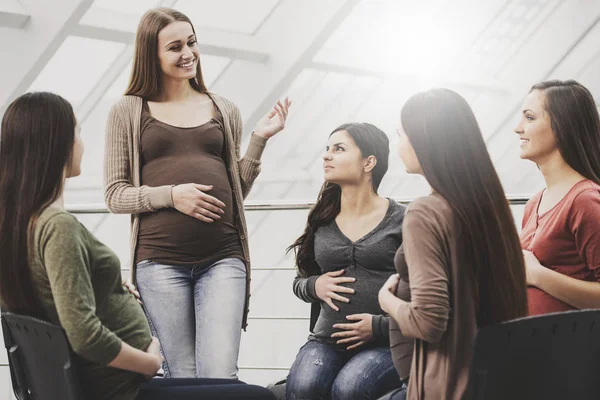 Gestantes felizes conversam juntas na aula de pré-natal do hospital — Fotografia de Stock