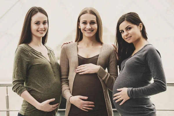 Conceito de maternidade. Retrato de três mulheres grávidas felizes — Fotografia de Stock