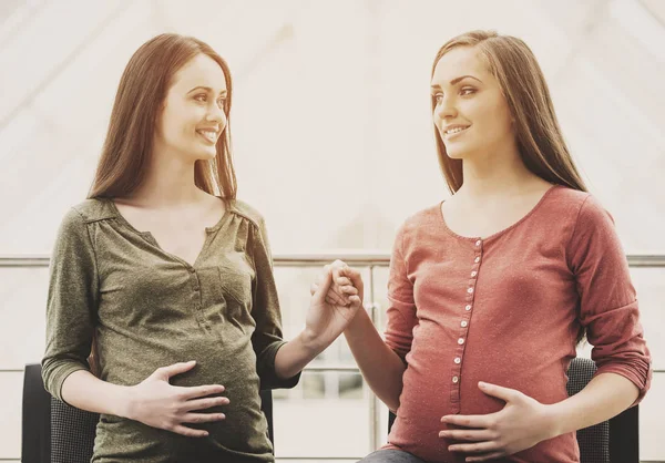 Moderskap koncept. Två leende gravida kvinnor möte i prenatal klass — Stockfoto