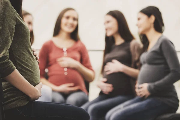Gelukkig zwangere vrouwen zijn samen praten op prenatale klasse in het ziekenhuis — Stockfoto