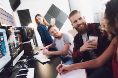 Kayıt stüdyosunda iki şarkıcı ve ses mühendisi var. Kızların şarkılarını karıştırmakla meşguller. Modern bir kayıt stüdyosundalar..