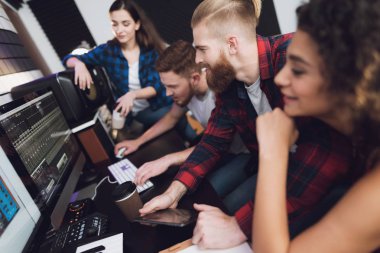 Kayıt stüdyosunda iki şarkıcı ve ses mühendisi var. Kızların şarkılarını karıştırmakla meşguller. Modern bir kayıt stüdyosundalar..