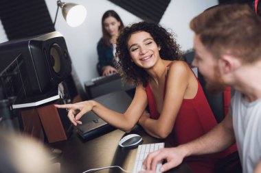 Bir adam ve iki kız soğuk bir kayıtta. Ses mühendisinin konsolunda oturuyorlar ve şarkıları karıştırmakla meşguller. Coşkulu bir şekilde iletişim kuruyorlar.