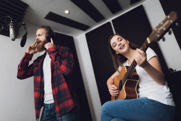 Homme Une Femme Chantent Une Chanson Dans Studio Enregistrement Homme — Photo