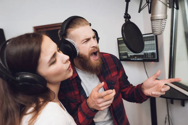 Hombre Una Mujer Cantan Una Canción Estudio Grabación Moderno Hombre — Foto de Stock