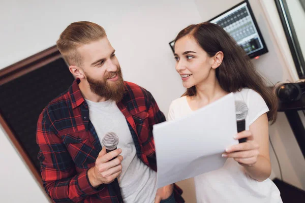 Hombre Una Mujer Cantan Una Canción Estudio Grabación Moderno Hombre — Foto de Stock