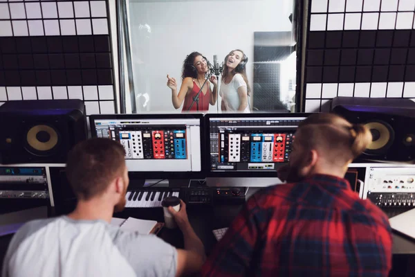 Twee Meisjes Zingen Opnamestudio Achter Console Zitten Twee Geluidstechnici Naar — Stockfoto