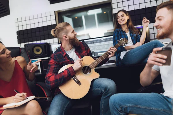 Two Women Two Men Sing Song Guitar Modern Recording Studio — Zdjęcie stockowe