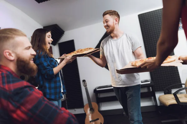 Dois Homens Duas Mulheres Estúdio Gravação Estão Comer Pizza Eles — Fotografia de Stock